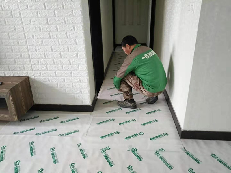 全屋地板家具保護：俗話說的好，做任何事情都要防患于未然，提早一步考慮周全，將問題的發生扼殺在搖籃里，這才是徹底解決麻煩的關鍵。 1、使用耐磨地板。耐磨地板是在地板生產過程中利用U型槽熱壓鋼模板以此壓制而成，它利用光學原理設計了一條實木視覺線，營造出一種原木視覺效果，增強地板的耐磨性。 2、使用組合家具。在目前的家裝設計中，除了一些家電產品，需要單獨選購的已經越來越少，可以購買組合家具，在裝修完成后直接在房間里拼接組合，這樣既不會產生地板摩擦問題，也更加省事。