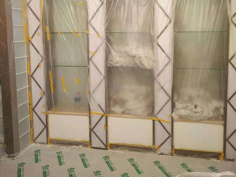 復式樓整體保護：各種裝修物料的進場以及各種建筑裝修垃圾的清理，都會經過入戶門，這些物品在搬運的過程中，難免會和入戶門發生磕碰，造成入戶門的磕碰劃傷，所以，第一個需要做好成品保護的地方就是入戶門。做法：在裝修開工前直到家具進場期間，都需要對入戶門進行保護！可以使用成品保護膜將門包裹。 地面瓷磚鋪貼完后，用成品保護膜覆蓋磚面，既可以防止裝修時的沙子磨傷地面，同時也能有效地防止油漆涂料等有色液體滴落磚面，造成地面污染。好處：1.平整美觀；2.不會有泥沙塵土進入瓷磚；3.施工時不會刮花瓷磚；4.時間久了瓷磚依然干凈無塵。 在進行木門、櫥柜、家具等的相關的安裝或組裝的過程中，成品保護主要體現在兩個方面：一是原有的墻面、地面裝飾的保護，盡量避免因為這些安裝工程對已裝的部分造成破壞；二是安裝的物品本身的保護，注意不要在安裝過程中造成磕碰、劃傷等損傷。好處：1.美觀；2.避免后期刮膩子滴到柜子上；3.避免后期安裝碰到，導致油漆脫落和刮痕；4.防塵。