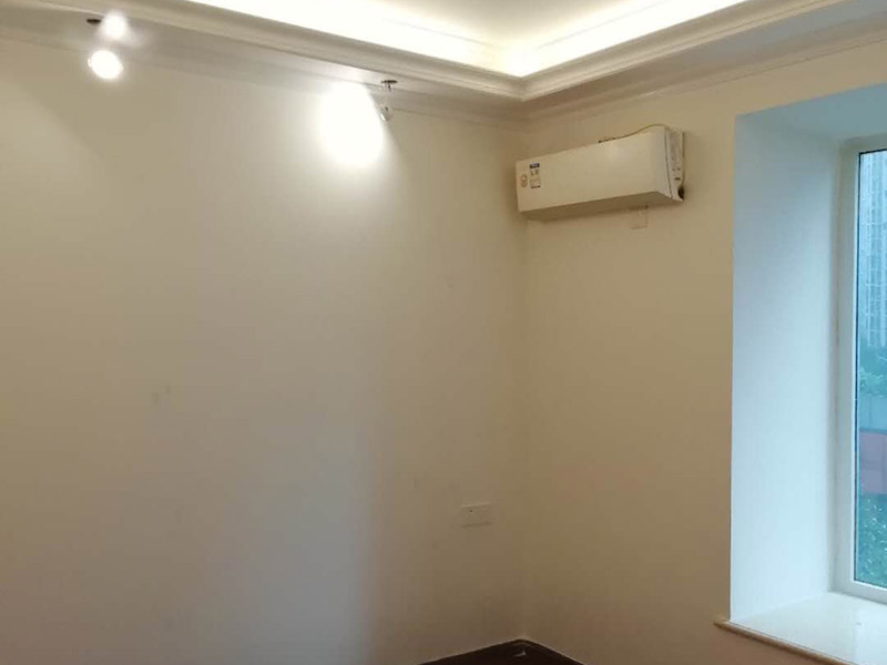 全屋裝修完成效果：老房裝修翻新不能隨便的去拆墻體，很多人覺(jué)得只有承重墻才不能隨便拆改，其實(shí)非承重墻也不可以隨便拆改，雖然是次要的承重，但是它也能起到支撐作用，所以要視情況而定，能不拆的盡量不要去拆。墻紙墻布鋪貼前，必須檢查墻面要干凈平整，墻體、墻皮表面無(wú)空鼓或松動(dòng)脫落。如果有墻面8大問(wèn)題，修復(fù)處理好墻體基底層。基膜等干透，時(shí)間為2小時(shí)-4小時(shí)。再一面墻陰角處開(kāi)始滾刷糯米膠，滾刷好一面墻（上下粉刷均勻）后才開(kāi)始貼墻布。墻紙墻布沿墻面放置，無(wú)縫接縫的必須上高度和墻面高度一致，對(duì)花拼接的墻紙墻布考慮好花樣、紋理的方向。