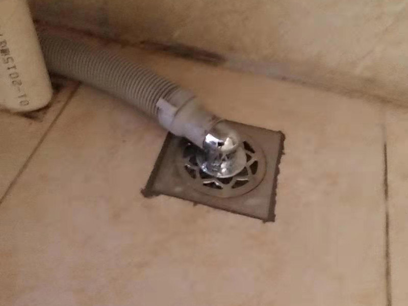 更換水龍頭地漏：塑料水龍頭維修方法最常見的漏水解決方法是使用鉗子逆時針旋轉取下龍頭，在螺釘固定處順時針纏繞上五到六圈止水膠帶，隨后順時針裝上塑料水龍頭即可，這個方法行不通，就試試后面的方法。若因軸心墊片部位發生磨損導致漏水，則可使用老虎鉗取下壓蓋，用鑷子夾出軸心墊片，更換一個新的就好了，一般的五金店都會有軸心墊片賣。若想更換三角密封墊，則可以用螺絲刀轉動栓頭上的螺絲，取下后再取下壓蓋，三角密封墊就在壓蓋的內側，更換就行了。若是接管的結合部位漏水現象嚴重，只用螺絲刀扭緊蓋型螺帽即可，如果不能解決問題，那就只好將U型密封墊更換成新的。止水磁盤的故障不容易維修，需要完全拆解龍頭進行清理，出現這種故障多是當地自來水不夠干凈內存砂石的緣故。如果發現膠墊出現了毀損，一定要立即更換。