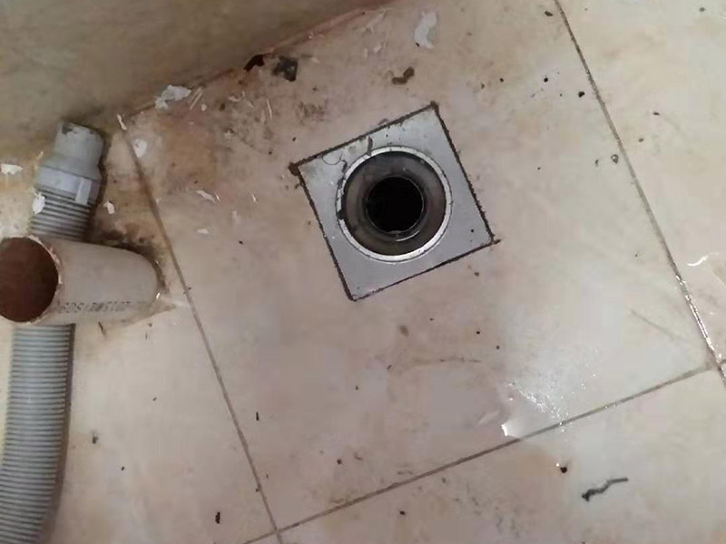 更換水龍頭地漏：塑料水龍頭維修方法最常見的漏水解決方法是使用鉗子逆時針旋轉取下龍頭，在螺釘固定處順時針纏繞上五到六圈止水膠帶，隨后順時針裝上塑料水龍頭即可，這個方法行不通，就試試后面的方法。若因軸心墊片部位發生磨損導致漏水，則可使用老虎鉗取下壓蓋，用鑷子夾出軸心墊片，更換一個新的就好了，一般的五金店都會有軸心墊片賣。若想更換三角密封墊，則可以用螺絲刀轉動栓頭上的螺絲，取下后再取下壓蓋，三角密封墊就在壓蓋的內側，更換就行了。若是接管的結合部位漏水現象嚴重，只用螺絲刀扭緊蓋型螺帽即可，如果不能解決問題，那就只好將U型密封墊更換成新的。止水磁盤的故障不容易維修，需要完全拆解龍頭進行清理，出現這種故障多是當地自來水不夠干凈內存砂石的緣故。如果發現膠墊出現了毀損，一定要立即更換。