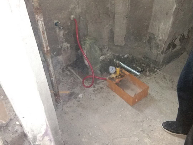 衛生間管道打壓安裝：其使用方法是把冷熱水管用軟管連接在一起這個冷熱水形成一個圈，成一根管了，試壓器接在任何一個出水口都可以這時的壓力指針是0個壓。當所有水管通路全部焊接好后才可以試壓，在測壓前要封堵所有的堵頭，關閉進水總管的閥門。測壓時，搖動千斤頂的壓桿直到壓力表的指針指向0.9-1.0左右，也就是說現在的壓力是正常水壓的3倍保持這個壓力值一定時間。不同的水管測壓時間不一樣，PPR、鋁塑PPR、鋼塑PPR等焊接管是30分鐘（只能超出不能少）。鋁塑管就是銅接頭的那種，它的時間是4個小時（半個工作日）。鍍鋅管是4個小時也是半個工作日。