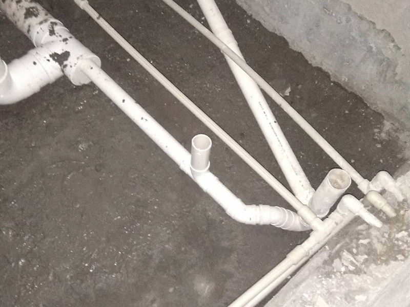 衛生間管道打壓安裝：其使用方法是把冷熱水管用軟管連接在一起這個冷熱水形成一個圈，成一根管了，試壓器接在任何一個出水口都可以這時的壓力指針是0個壓。當所有水管通路全部焊接好后才可以試壓，在測壓前要封堵所有的堵頭，關閉進水總管的閥門。測壓時，搖動千斤頂的壓桿直到壓力表的指針指向0.9-1.0左右，也就是說現在的壓力是正常水壓的3倍保持這個壓力值一定時間。不同的水管測壓時間不一樣，PPR、鋁塑PPR、鋼塑PPR等焊接管是30分鐘（只能超出不能少）。鋁塑管就是銅接頭的那種，它的時間是4個小時（半個工作日）。鍍鋅管是4個小時也是半個工作日。