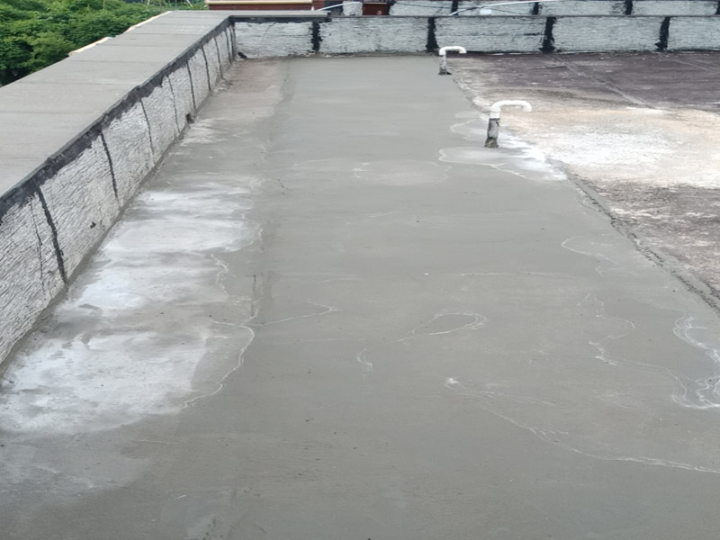 樓頂防水施工：樓頂防水施工之前，首先要確定樓頂是否能夠正常排水，如果可以才能進行防水施工；若樓頂設有比較多的漏水點，可以先在樓頂鋪一層卷材防水材料，鋪完別忘了還要再鋪一層保護層;在樓頂出現裂縫的情況下，應先用堵漏材料修補裂縫，然后在裂縫四周涂抹一層水泥基防水涂料，再用水泥砂漿做一個保護層。