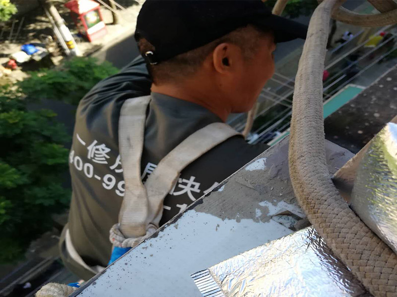 外墻下水管安裝：安裝準備→預制加工→干管安裝→立管安裝→支管安裝→卡件固定 →封口堵洞→閉水試驗→通水試驗 首先剔出吊卡孔洞或復查預埋件是否合適。清理場地，按需要支搭操作平臺。將預制好的支管按編號運至現場。清除各粘接部位的污物及水分。將支管水平初步吊起，涂抹粘接劑，用力推入預留管口。