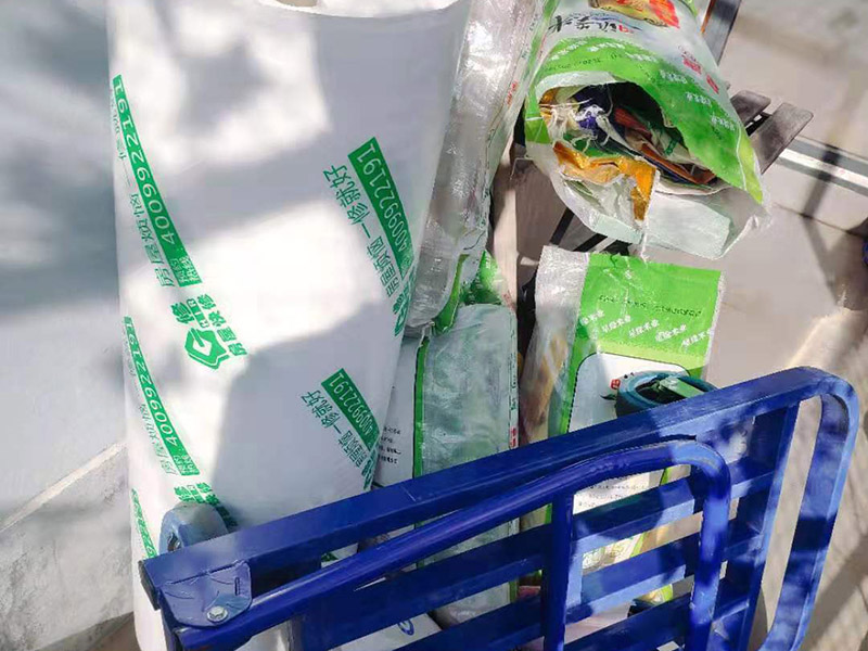 家具保護措施：入戶門扇用公司統一的門貼進行全面包裹保護，用透明膠帶將保護膜粘貼牢固平整。 用標準保護膜將門框三面保護完整并固定牢固。 工程完工后拆除保護膜時如果有粘貼時的膠痕，應用酒精或專用的清污劑清除膠痕。 用標準保護膜按下水管直徑的四倍的邊長裁成正方形，將保護膜雙層固定在下水口的正上方，用透明膠帶沿下水管的外徑進行固定。 木地板施工前，將地面用吸塵器清理干凈。木地板施工后，用產品自帶的防潮墊或標準保護在通道鋪貼進行保護。
