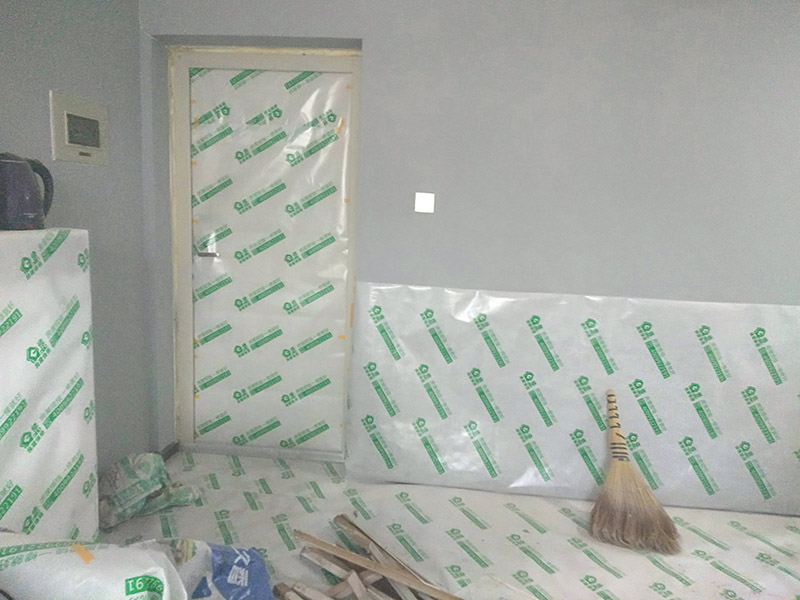 墻面翻新前保護(hù)措施：地面瓷磚鋪貼后，用壁紙刀將所有地磚縫隙清理干凈，并保證縫隙深度達(dá)到20mm以上。鋪貼完一個自然間后將瓷磚表面清理干凈，用復(fù)合保護(hù)膜進(jìn)行保護(hù)。保護(hù)膜鋪貼平整、干凈整潔，用透明膠帶固定保護(hù)膜的邊緣和膜與膜之間接縫的部位。入戶門扇用公司統(tǒng)一的門貼進(jìn)行全面包裹保護(hù)，用透明膠帶將保護(hù)膜粘貼牢固平整。用標(biāo)準(zhǔn)保護(hù)膜將門框三面保護(hù)完整并固定牢固。工程完工后拆除保護(hù)膜時如果有粘貼時的膠痕，應(yīng)用酒精或?qū)Ｓ玫那逦蹌┣宄z痕。