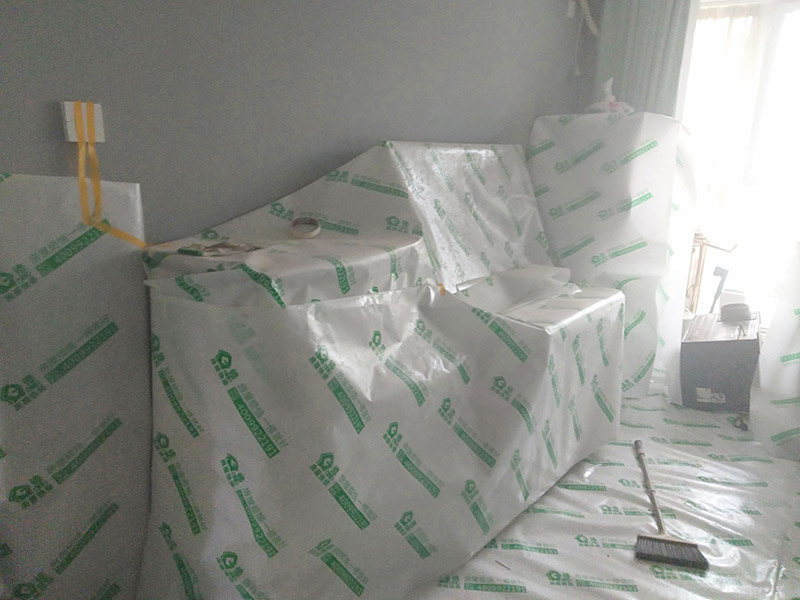 墻面翻新前保護(hù)措施：地面瓷磚鋪貼后，用壁紙刀將所有地磚縫隙清理干凈，并保證縫隙深度達(dá)到20mm以上。鋪貼完一個自然間后將瓷磚表面清理干凈，用復(fù)合保護(hù)膜進(jìn)行保護(hù)。保護(hù)膜鋪貼平整、干凈整潔，用透明膠帶固定保護(hù)膜的邊緣和膜與膜之間接縫的部位。入戶門扇用公司統(tǒng)一的門貼進(jìn)行全面包裹保護(hù)，用透明膠帶將保護(hù)膜粘貼牢固平整。用標(biāo)準(zhǔn)保護(hù)膜將門框三面保護(hù)完整并固定牢固。工程完工后拆除保護(hù)膜時如果有粘貼時的膠痕，應(yīng)用酒精或?qū)Ｓ玫那逦蹌┣宄z痕。