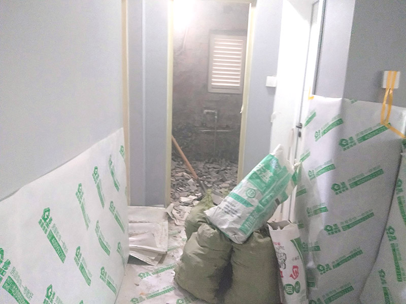 墻面翻新前保護(hù)措施：地面瓷磚鋪貼后，用壁紙刀將所有地磚縫隙清理干凈，并保證縫隙深度達(dá)到20mm以上。鋪貼完一個自然間后將瓷磚表面清理干凈，用復(fù)合保護(hù)膜進(jìn)行保護(hù)。保護(hù)膜鋪貼平整、干凈整潔，用透明膠帶固定保護(hù)膜的邊緣和膜與膜之間接縫的部位。入戶門扇用公司統(tǒng)一的門貼進(jìn)行全面包裹保護(hù)，用透明膠帶將保護(hù)膜粘貼牢固平整。用標(biāo)準(zhǔn)保護(hù)膜將門框三面保護(hù)完整并固定牢固。工程完工后拆除保護(hù)膜時如果有粘貼時的膠痕，應(yīng)用酒精或?qū)Ｓ玫那逦蹌┣宄z痕。