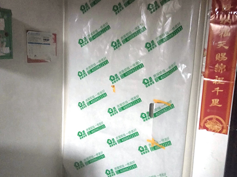 墻面翻新前保護(hù)措施：地面瓷磚鋪貼后，用壁紙刀將所有地磚縫隙清理干凈，并保證縫隙深度達(dá)到20mm以上。鋪貼完一個自然間后將瓷磚表面清理干凈，用復(fù)合保護(hù)膜進(jìn)行保護(hù)。保護(hù)膜鋪貼平整、干凈整潔，用透明膠帶固定保護(hù)膜的邊緣和膜與膜之間接縫的部位。入戶門扇用公司統(tǒng)一的門貼進(jìn)行全面包裹保護(hù)，用透明膠帶將保護(hù)膜粘貼牢固平整。用標(biāo)準(zhǔn)保護(hù)膜將門框三面保護(hù)完整并固定牢固。工程完工后拆除保護(hù)膜時如果有粘貼時的膠痕，應(yīng)用酒精或?qū)Ｓ玫那逦蹌┣宄z痕。