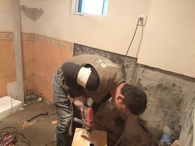 瓷磚開孔施工：瓷磚比較滑，同時也是怕瓷磚容易碎，所以用膠紙封住打孔的位置，以防止鉆頭在瓷磚上面打滑，其次膠紙封住周圍也是為了防止打孔時產(chǎn)生的震動而破壞周圍。先在打孔的位置，用磚頭輕輕的打出一個小坑坑來，或者用釘子磨出一個小洞來，之后再用電鉆打，一邊打一邊用事先準(zhǔn)備好的礦泉水瓶裝好的水澆上去，避免打鉆時太熱瓷磚容易碎掉。