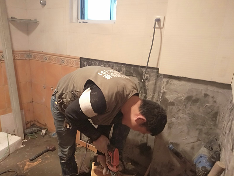 瓷磚開孔施工：瓷磚比較滑，同時也是怕瓷磚容易碎，所以用膠紙封住打孔的位置，以防止鉆頭在瓷磚上面打滑，其次膠紙封住周圍也是為了防止打孔時產(chǎn)生的震動而破壞周圍。先在打孔的位置，用磚頭輕輕的打出一個小坑坑來，或者用釘子磨出一個小洞來，之后再用電鉆打，一邊打一邊用事先準(zhǔn)備好的礦泉水瓶裝好的水澆上去，避免打鉆時太熱瓷磚容易碎掉。