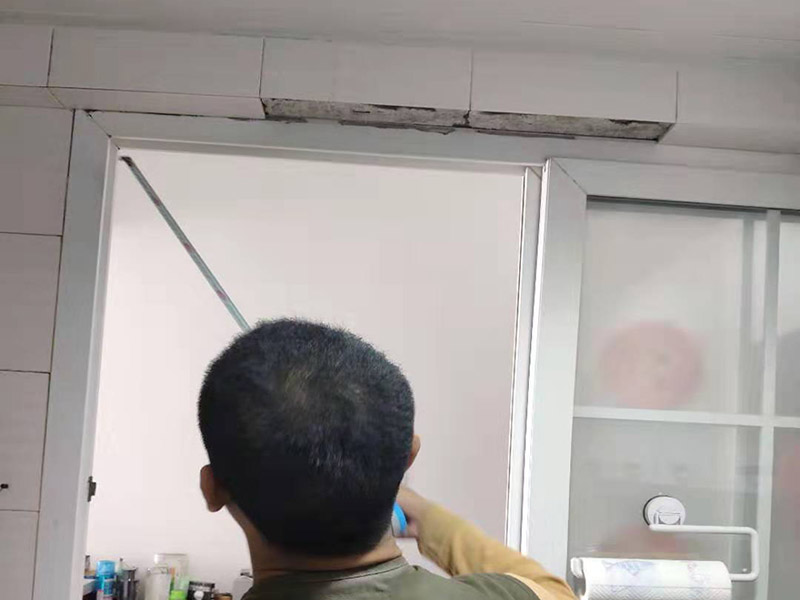 廚房門框瓷磚維修：干鋪法是將沙子和水泥按照3：1的比例混合后兌少量的水，使水泥和沙子混合到可以用手攥成團的黏稠度。將混合好的沙子水泥鋪在地面上，用一個平板把表面摸平。在瓷磚背面抹上黏稠度非常高的水泥，把瓷磚放到地面上，用橡皮錘敲實就完成了,主要用于地面瓷磚的鋪裝.。然后涂抹到用水浸泡好的瓷磚背面貼到墻面上。濕鋪發主要應用與墻面。干鋪對瓦工的技術要求高，砂漿的厚度大，因此造價就高，當然干鋪法地磚平整，不易變形，不易空鼓，效果好。濕鋪法因為砂漿中水分較多，凝固過程中水分蒸發，很容易出現一些小氣泡，使地磚與砂漿之間出現空隙，從而造成空鼓現象。