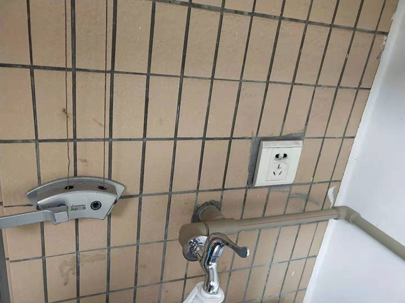 陽臺水管明裝方案:陽臺可以明裝水管。相對于暗裝的開槽施工等工程，走明裝水管的暗裝程序更加方便快捷、省心省力。施工安全，不需要使用開槽工具，能避免對房屋建筑的損壞，使用起來更安全放心。維護和修理也更方便，如果后期水管出現什么故障，只需要直接檢查裸露在外的水管即可，這樣無論是自己修還是請專業維修師傅來都可以。