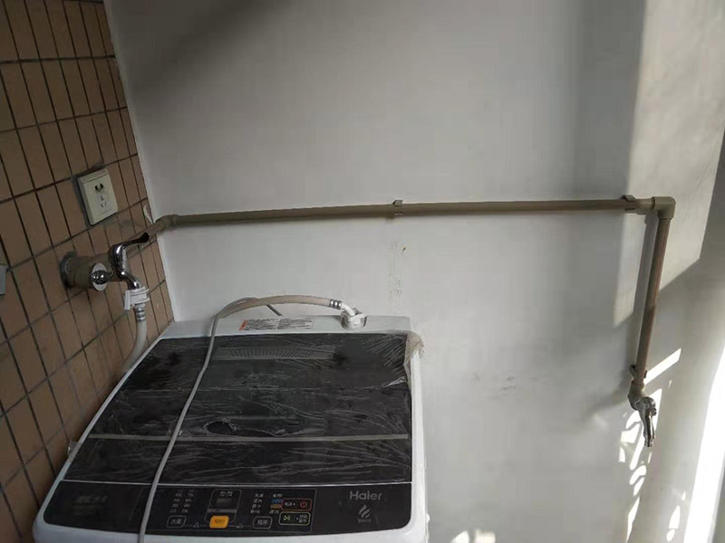 陽臺水管明裝方案:陽臺可以明裝水管。相對于暗裝的開槽施工等工程，走明裝水管的暗裝程序更加方便快捷、省心省力。施工安全，不需要使用開槽工具，能避免對房屋建筑的損壞，使用起來更安全放心。維護和修理也更方便，如果后期水管出現什么故障，只需要直接檢查裸露在外的水管即可，這樣無論是自己修還是請專業維修師傅來都可以。