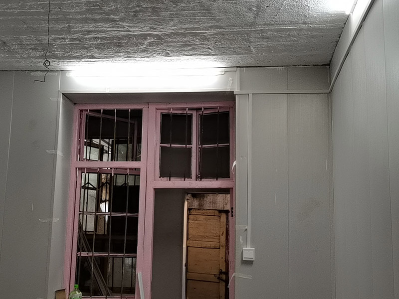 老房電路明線安裝：1、穿管敷設(shè)。將鍍鋅電線管、PVC或PPR電線管沿天棚或墻面敷設(shè)（用配套U型或C型線卡固定），電線穿入其中。這種方式最安全規(guī)范。 2、壓槽敷設(shè)。將電線槽（現(xiàn)在一般為聚氯乙烯塑料制品）用鋼釘固定在天花或墻面，再將電線壓入線槽。這種方式便于維修且比較美觀。 3、護套線敷設(shè)。將護套電線沿踢腳線上沿和門窗套外側(cè)敷設(shè)。用小型塑料線卡固定。這種方式最簡便經(jīng)濟。