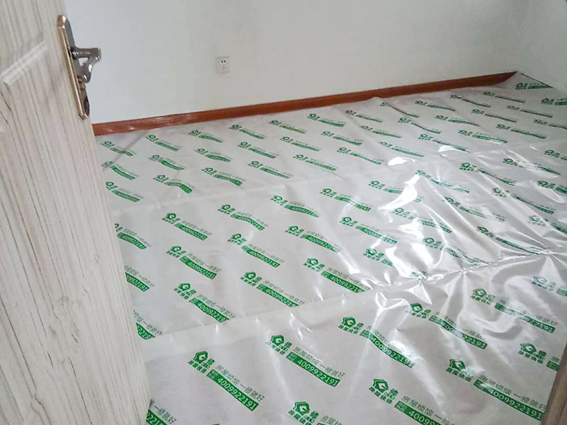 墻面刷新地面保護：家具搬放到房屋中央，對集中放置的家具進行整體保護，防止因墻面翻新而造成不必要的損壞；地板需要用專業的保護膜進行保護；對于不能移動的家具和家電，如空調等進行成品保護；尤其需要注意有插座、開關面板的位置，防止灰塵進入。 使用專業的打磨機對墻面進行打磨處理，與一般打磨機不同的是，墻面打磨是無塵打磨，在打磨的過程中不會出現灰塵漫天的情況。 第一遍乳膠漆：先刷頂板再刷墻面，涂刷時應當由上而下。乳膠漆應當攪拌均勻，防止第一遍刷漆涂不開的現象發生。第二遍乳膠漆：乳膠漆不是很稠的情況下，不宜加水或加少量水稀釋，以防露底。第二遍涂刷完畢后，用細細的砂紙將墻面出現的小疙瘩打磨光滑，然后清掃干凈。第三遍乳膠漆：乳膠漆干燥速度快，應當逐漸涂刷，從一頭開始刷向另一頭，注意上下順刷相互銜接，避免乳膠漆干燥后出現接頭。