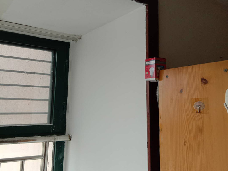 陽臺(tái)墻面翻新：首先在做翻新的時(shí)候一定要把之前的墻面給處理干凈，粉化嚴(yán)重的一定要鏟除干凈。由于之前的墻面有刷過油漆和乳膠漆，所在做完鏟除后一定要做打磨處理，將原來墻體上的結(jié)實(shí)的表皮及浮沉全部清理掉，如果說墻體出現(xiàn)小部分的凹陷以及裂縫的話可以用膩?zhàn)由晕⑻钛a(bǔ)一下。清理干凈的墻面一定要刷一道底漆，墻面底漆的主要作用就是抗堿防潮、封固基材、保護(hù)面漆、提高面漆的質(zhì)量以及遮蓋力。尤其是對(duì)老房子進(jìn)行翻新的時(shí)候底漆是特別的重要，如果說是直接的上面漆的話墻面就很容易起泡發(fā)霉，時(shí)間不久后就會(huì)再一次出現(xiàn)脫落現(xiàn)象，不能重蹈覆轍。