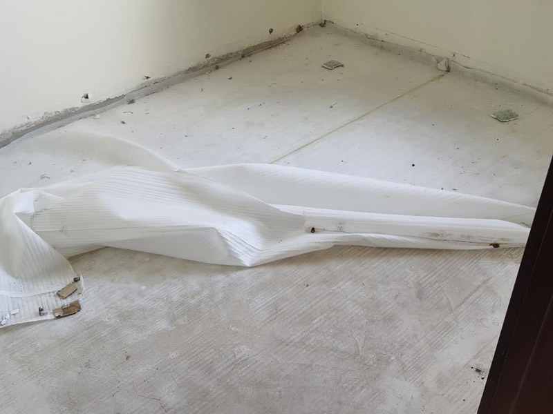 木地板拆除施工:了解地板在拆除前是如何鋪設的，仔細觀察四角的邊緣是否有空隙。先從踢腳線的開始拆，用平口啰嗦刀沿著踢腳線開始劃開。把踢腳線劃開后，就能把踢腳邊取下。這個時候地板就松動了，再順著松動的地板移動，讓更大面積的地板繼續(xù)松動。只到能方便取下，再動手取地板。拆地板的時候，不要亂拆，要順著地板的順序拆。一塊一塊的拆下，在拆的過程中若不好取，就要螺絲刀幫忙，就好拆多了。雖然舊地板還能有利于價值，所以拆的時候要盡量保存完整。但在拆地板的時候，即使再小心都會有破損的，所以要有這些心理準備。待舊地板完全拆完后，把地面清掃干凈。再晾一段時間才能重新裝地板，因此潮濕的地面是不適合裝地板的，等完全干燥透了再鋪新的地板。