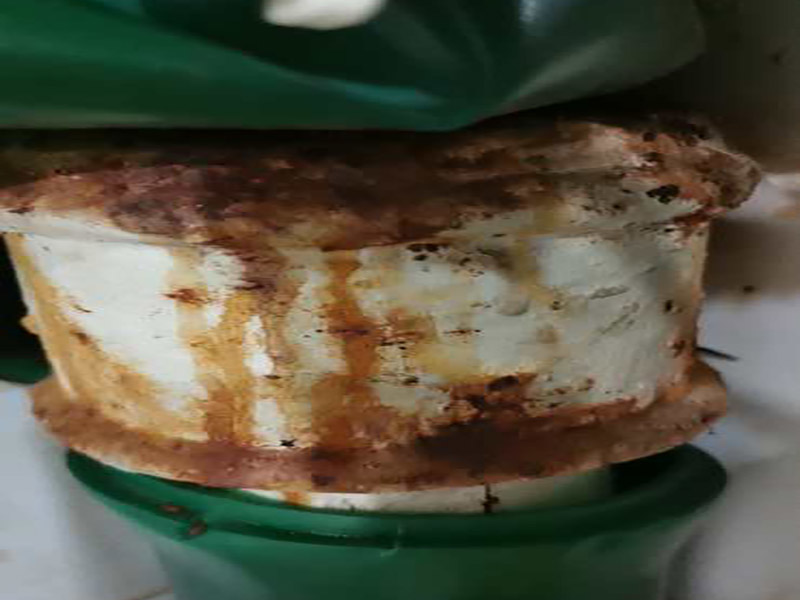 管道生銹漏水維修：1.如果是直徑2厘米的鐵水管漏水但是鐵水管上面沒有繡制，只是有部分的位置破dao壞了，首先我們先把水管的總閥關(guān)閉，然后更換該位置的鐵水管，然后切斷該位置的水管，接著我們用切絲用的器械切絲扣，最后接上鏈接頭就可以了。 2.如果直徑2厘米的鐵水管漏水是因?yàn)樗苋勘讳P蝕所致的。那么我們可以先把水管的總閥關(guān)閉，然后把該段水管全部換掉兩頭套上螺絲的扣擰上就可以了。 3.如果是直徑20厘米的鐵水管漏水了是因?yàn)殒溄宇^出現(xiàn)了問題那么把連接頭部分換掉就可以。如果是因?yàn)楣茏幼陨沓霈F(xiàn)了漏水，那么只有磨去原管子自身的繡制，然后采用焊接的方法修補(bǔ)就可以了。