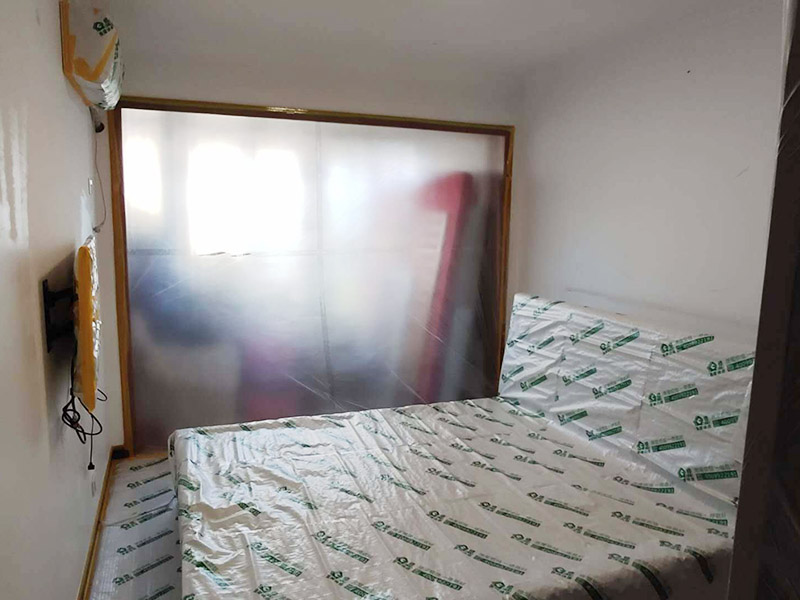 成品家具保護措施：各類裝修物料的進場、建筑裝修垃圾的清理都必須經(jīng)過入戶門。在對物品進行搬運時，難免會與入戶門發(fā)生磕碰及摩擦。水電改造是基礎(chǔ)裝修，水電裝修的質(zhì)量好壞，直接決定著后期的施工和使用。因此，在進行水電改造時，同樣需要做好成品保護工作。水電改造完成后，應(yīng)當對各種管線進行規(guī)范的固定，以防脫落;對裸露的線頭要進行包裹，以防發(fā)生觸電的危險;做好地面裸線管的固定和保護，防止被踩壞。同時，在搬運物料時，也不要破壞地面鋪設(shè)的管線。進行裝修施工時，磁環(huán)邊鋪邊勾縫，在崗鋪設(shè)的瓷磚、地板上堆放雜物、走動踩踏，地板沒有使用成品保護膜覆蓋等都會影響瓷磚及地板的鋪貼效果，使瓷磚出現(xiàn)施工質(zhì)量問題。