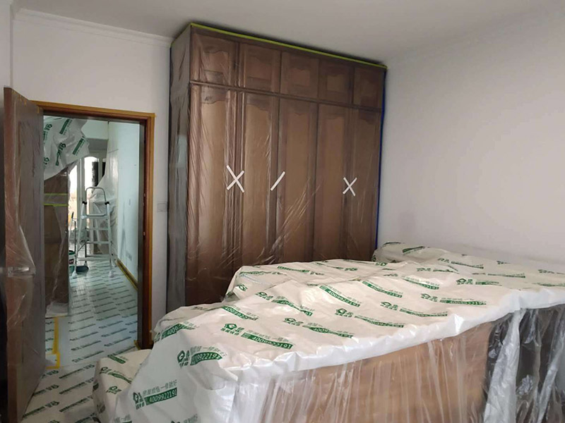 成品家具保護措施：各類裝修物料的進場、建筑裝修垃圾的清理都必須經(jīng)過入戶門。在對物品進行搬運時，難免會與入戶門發(fā)生磕碰及摩擦。水電改造是基礎(chǔ)裝修，水電裝修的質(zhì)量好壞，直接決定著后期的施工和使用。因此，在進行水電改造時，同樣需要做好成品保護工作。水電改造完成后，應(yīng)當對各種管線進行規(guī)范的固定，以防脫落;對裸露的線頭要進行包裹，以防發(fā)生觸電的危險;做好地面裸線管的固定和保護，防止被踩壞。同時，在搬運物料時，也不要破壞地面鋪設(shè)的管線。進行裝修施工時，磁環(huán)邊鋪邊勾縫，在崗鋪設(shè)的瓷磚、地板上堆放雜物、走動踩踏，地板沒有使用成品保護膜覆蓋等都會影響瓷磚及地板的鋪貼效果，使瓷磚出現(xiàn)施工質(zhì)量問題。