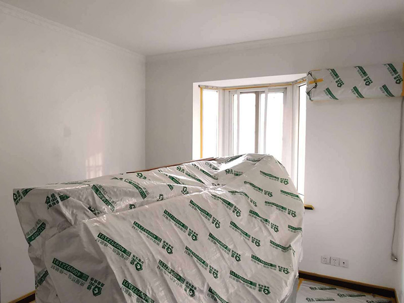 成品家具保護措施：各類裝修物料的進場、建筑裝修垃圾的清理都必須經(jīng)過入戶門。在對物品進行搬運時，難免會與入戶門發(fā)生磕碰及摩擦。水電改造是基礎(chǔ)裝修，水電裝修的質(zhì)量好壞，直接決定著后期的施工和使用。因此，在進行水電改造時，同樣需要做好成品保護工作。水電改造完成后，應(yīng)當對各種管線進行規(guī)范的固定，以防脫落;對裸露的線頭要進行包裹，以防發(fā)生觸電的危險;做好地面裸線管的固定和保護，防止被踩壞。同時，在搬運物料時，也不要破壞地面鋪設(shè)的管線。進行裝修施工時，磁環(huán)邊鋪邊勾縫，在崗鋪設(shè)的瓷磚、地板上堆放雜物、走動踩踏，地板沒有使用成品保護膜覆蓋等都會影響瓷磚及地板的鋪貼效果，使瓷磚出現(xiàn)施工質(zhì)量問題。