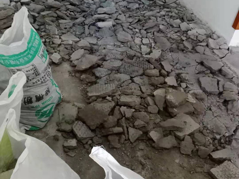 客廳地磚拆除施工：為了更好的拆除地磚，我們可以優先從大門口那塊開始，因為可以更快的找到接縫，比較容易撬開。找到接縫，用扁口鑿往里撬。如何水泥砂漿還不是特別牢固的話，用錘子將扁口鑿輕敲進縫隙內，就可以瞬間將整塊地磚撬起拆除。