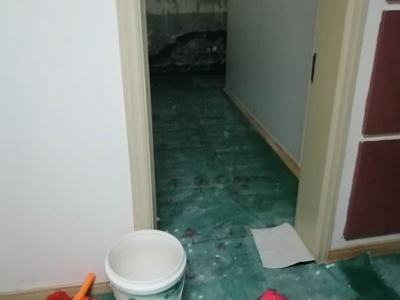 地面保護措施：入戶門的保護 各種裝修物料的進場以及各種建筑裝修的清理，都會經過入戶門，這些物品在搬運的過程中，與入戶門發生磕碰、摩擦的機率大大增加，所以，第一個需要做好成品保護的地方就是我們的入戶門。建議：在裝修開工前直到家具進場期間，都需要對入戶門進行保護！對于這一點，可以使用成品保護膜將門包裹。