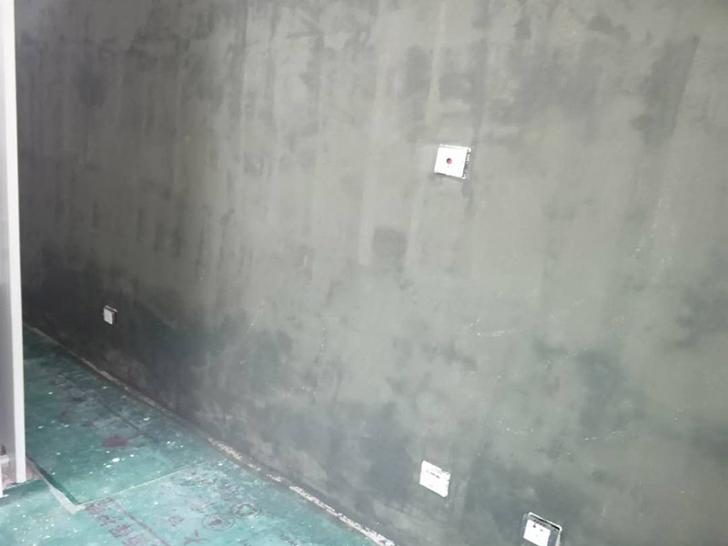 墻面膩子鏟除翻新:在墻面翻新之前，一定要注意，必須把原來的膩子全部鏟掉，露出最里面的水泥層，不過如果墻面出現大面積的空鼓、粉化現象，建議鏟除到磚層，這樣做雖然耗時耗力，但是能確保翻新之后的墻面耐用美觀。鏟過墻皮后需要批刮膩子，當然，選擇顆粒細度較高和質地較硬的膩子最好不過，而且在膩子中加入白乳膠還可以提高其硬度，然后我們檢查一下裂縫，出現裂縫可以用牛皮紙袋和白乳膠貼在裂縫上，在墻面找平時，一般用石膏對表面進行修補并用砂紙打磨。一般老房子容易出現墻面發霉的狀況，尤其是潮濕氣候的地方更為嚴重，這時候在翻新時，做好防潮處理就顯得很重要了，在做衛生間和廚房的墻面防潮處理的時候，一定要注意與防水區分開來，而且防潮應該在墻面的水泥基面上做，不然是沒有效果的。