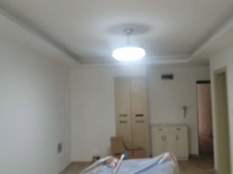 墻面維修翻新:首先在做翻新的時候一定要把之前的墻面給處理干凈，粉化嚴重的一定要鏟除干凈。由于之前的墻面有刷過油漆和乳膠漆，所在做完鏟除后一定要做打磨處理，將原來墻體上的結實的表皮及浮沉全部清理掉，如果說墻體出現小部分的凹陷以及裂縫的話可以用膩子稍微填補一下。清理干凈的墻面一定要刷一道底漆，墻面底漆的主要作用就是抗堿防潮、封固基材、保護面漆、提高面漆的質量以及遮蓋力。尤其是對老房子進行翻新的時候底漆是特別的重要，如果說是直接的上面漆的話墻面就很容易起泡發霉，時間不久后就會再一次出現脫落現象，不能重蹈覆轍。 在修補的過程中要是沒有做到全面，并且上漆過程已經做了的話那就會顯得相當的麻煩，上漆工程完成后的話再對沒有修補到的地方進行修補的話就會很難達到預想效果，最大的問題就是會導致色差的問題，所以在修補的時候一定要做到仔細、全面，不要為后面的工程造成負擔。