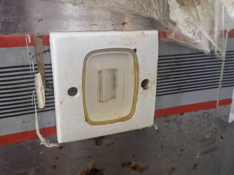 廚房灶具翻新：燃氣灶的使用期限是8年。可根據產品出廠日期來進行判斷。半數以上家庭的灶具，都是“超齡服役”，如果家中燃氣灶明顯已經老化，或者沒有熄火保護裝置，最好利用天然氣置換的機會，重新購置新灶具。燃氣盤不僅可以取下，而且灶具面板造型簡單，沒有花俏的凸凹。誰做飯能保證不迸濺油漬和雜物？如果燃氣盤取不下來，如果灶具面板凸凹起伏，那可怎么清理？所以當燃氣盤取下后，就相當容易打理了。