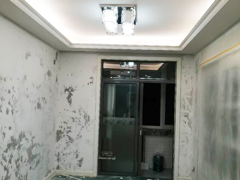 全屋墻面鏟除翻新：首先用水將墻面浸濕，這樣在鏟除墻面時比較省力，墻面必須要鏟到露出水泥砂漿面。然后是涂刷界面劑，一定要全部都刷到而且要均勻。墻面的裂縫通常都是用牛皮紙帶及白乳膠來貼住，但不能保證它能百分百不再開裂。 2、 如果墻面凹凸不平，那么就需要用石膏來找平，誤差最好不要超過0.5公分。非承重墻一般都是需要貼布的，所以最好選擇質(zhì)地好的墻布和白乳膠，有條件的話可以使用網(wǎng)格布，對于防裂效果會更好。 3、 在挑選膩子時應(yīng)該選顆粒細度高及質(zhì)地較硬的，或是把白乳膠添加到膩子中提高膩子的硬度。打磨墻面要選用細砂紙，砂紙如果過粗會在墻面上留下很深的砂痕，就算是刷漆也沒辦法遮蓋住。墻面打磨之后要清掃一遍，否則粉塵過多會影響到漆的附著力。 4、 墻面在刷底漆時，一定要把每個地方都刷到并且要均勻。刷底漆要使用質(zhì)地好滾筒，以免影響到底漆涂刷的效果。在膩子打磨之后，墻面都會留下一些比較難看的坑眼，特別是在刷漆后非常明顯，所以需要找補。在找補時一定要打磨平整，為了避免出現(xiàn)色差坑眼在底漆里多加一點水再涂刷。