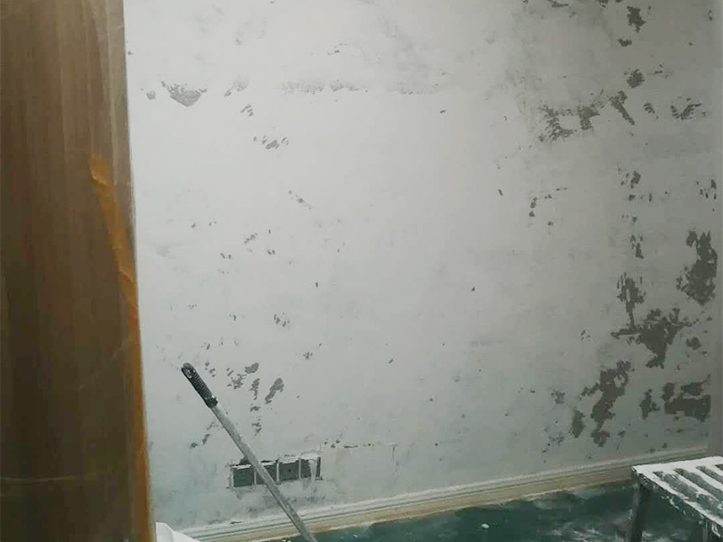 全屋墻面鏟除翻新：首先用水將墻面浸濕，這樣在鏟除墻面時比較省力，墻面必須要鏟到露出水泥砂漿面。然后是涂刷界面劑，一定要全部都刷到而且要均勻。墻面的裂縫通常都是用牛皮紙帶及白乳膠來貼住，但不能保證它能百分百不再開裂。 2、 如果墻面凹凸不平，那么就需要用石膏來找平，誤差最好不要超過0.5公分。非承重墻一般都是需要貼布的，所以最好選擇質(zhì)地好的墻布和白乳膠，有條件的話可以使用網(wǎng)格布，對于防裂效果會更好。 3、 在挑選膩子時應(yīng)該選顆粒細度高及質(zhì)地較硬的，或是把白乳膠添加到膩子中提高膩子的硬度。打磨墻面要選用細砂紙，砂紙如果過粗會在墻面上留下很深的砂痕，就算是刷漆也沒辦法遮蓋住。墻面打磨之后要清掃一遍，否則粉塵過多會影響到漆的附著力。 4、 墻面在刷底漆時，一定要把每個地方都刷到并且要均勻。刷底漆要使用質(zhì)地好滾筒，以免影響到底漆涂刷的效果。在膩子打磨之后，墻面都會留下一些比較難看的坑眼，特別是在刷漆后非常明顯，所以需要找補。在找補時一定要打磨平整，為了避免出現(xiàn)色差坑眼在底漆里多加一點水再涂刷。