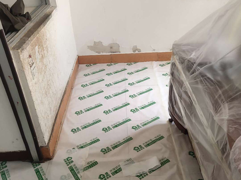 地板家具成品保護：各類裝修物料的進場、建筑裝修垃圾的清理都必須經過入戶門。在對物品進行搬運時，難免會與入戶門發生磕碰及摩擦。水電改造是基礎裝修，水電裝修的質量好壞，直接決定著后期的施工和使用。因此，在進行水電改造時，同樣需要做好成品保護工作。水電改造完成后，應當對各種管線進行規范的固定，以防脫落;對裸露的線頭要進行包裹，以防發生觸電的危險;做好地面裸線管的固定和保護，防止被踩壞。同時，在搬運物料時，也不要破壞地面鋪設的管線。進行裝修施工時，磁環邊鋪邊勾縫，在崗鋪設的瓷磚、地板上堆放雜物、走動踩踏，地板沒有使用成品保護膜覆蓋等都會影響瓷磚及地板的鋪貼效果，使瓷磚出現施工質量問題。