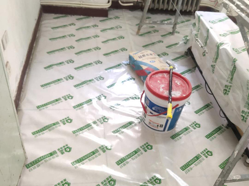 地板家具成品保護：各類裝修物料的進場、建筑裝修垃圾的清理都必須經過入戶門。在對物品進行搬運時，難免會與入戶門發生磕碰及摩擦。水電改造是基礎裝修，水電裝修的質量好壞，直接決定著后期的施工和使用。因此，在進行水電改造時，同樣需要做好成品保護工作。水電改造完成后，應當對各種管線進行規范的固定，以防脫落;對裸露的線頭要進行包裹，以防發生觸電的危險;做好地面裸線管的固定和保護，防止被踩壞。同時，在搬運物料時，也不要破壞地面鋪設的管線。進行裝修施工時，磁環邊鋪邊勾縫，在崗鋪設的瓷磚、地板上堆放雜物、走動踩踏，地板沒有使用成品保護膜覆蓋等都會影響瓷磚及地板的鋪貼效果，使瓷磚出現施工質量問題。
