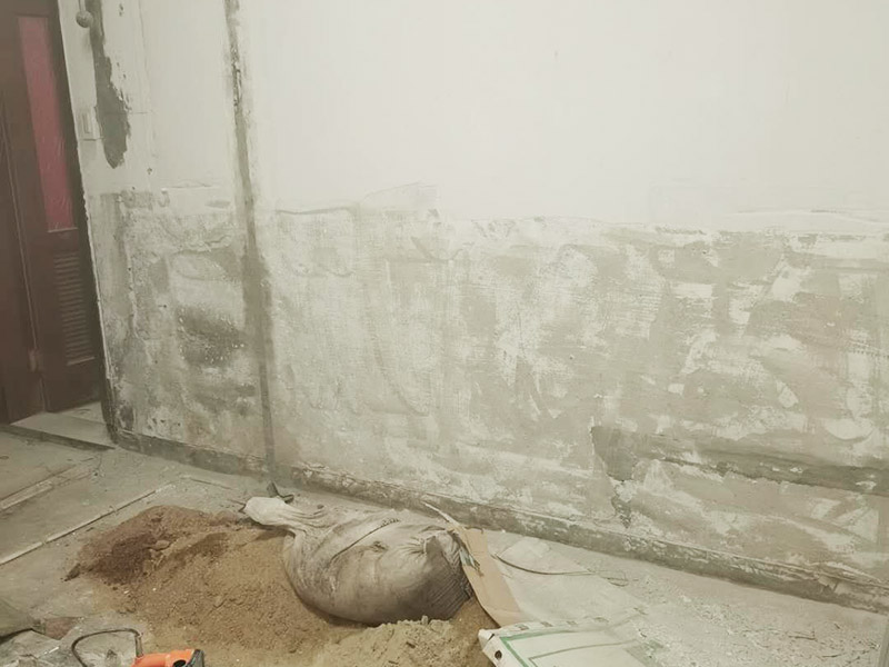 墻面刮膩子及保護:鋪地面保護膜是從門口開始平整鋪設，當鋪裝到與潮濕界面連接處時，如衛生間、廚房、陰面陽臺等處，應將防潮膜向上翻，用防潮膜包住地板的邊部，防止潮氣進入，減少和避免該區域地板的變色和變形。 基層做好處理后，墻面還是會有一些凹陷的地方，這個時候就可以用石膏膩子來補平。將石膏膩子壓實凹陷處，橫抹豎起的地方再重新刮一遍，這樣來確保墻面的平整。