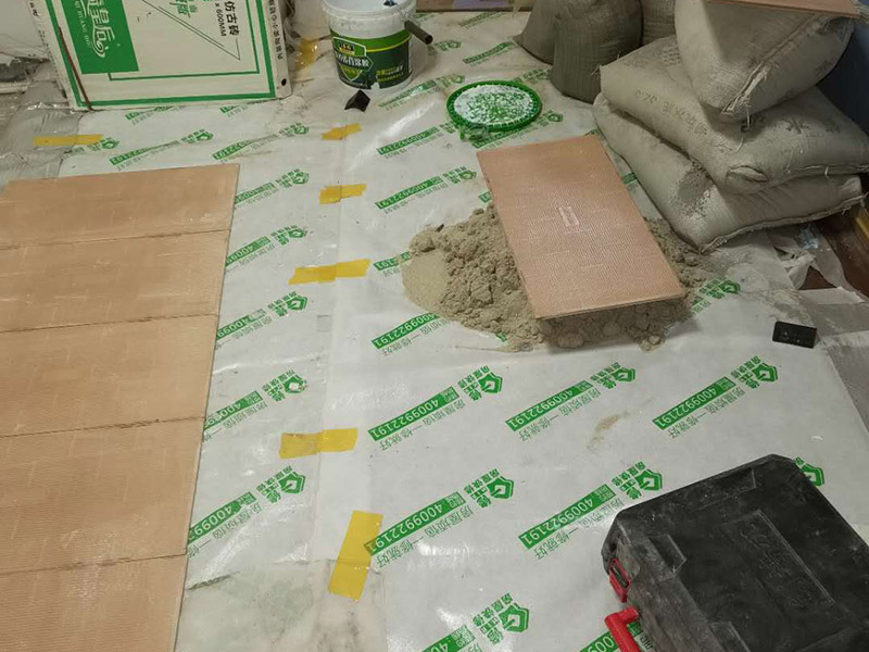 墻面刮膩子及保護:鋪地面保護膜是從門口開始平整鋪設，當鋪裝到與潮濕界面連接處時，如衛生間、廚房、陰面陽臺等處，應將防潮膜向上翻，用防潮膜包住地板的邊部，防止潮氣進入，減少和避免該區域地板的變色和變形。 基層做好處理后，墻面還是會有一些凹陷的地方，這個時候就可以用石膏膩子來補平。將石膏膩子壓實凹陷處，橫抹豎起的地方再重新刮一遍，這樣來確保墻面的平整。