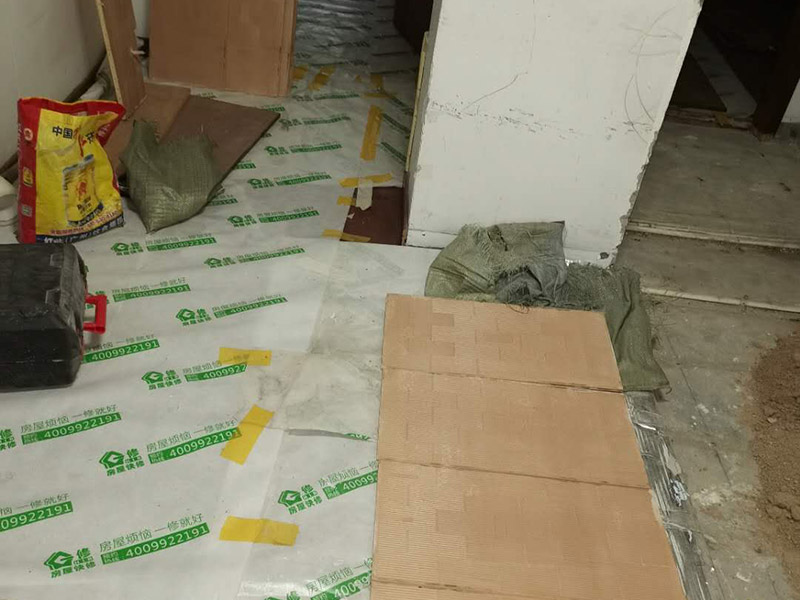 墻面刮膩子及保護:鋪地面保護膜是從門口開始平整鋪設，當鋪裝到與潮濕界面連接處時，如衛生間、廚房、陰面陽臺等處，應將防潮膜向上翻，用防潮膜包住地板的邊部，防止潮氣進入，減少和避免該區域地板的變色和變形。 基層做好處理后，墻面還是會有一些凹陷的地方，這個時候就可以用石膏膩子來補平。將石膏膩子壓實凹陷處，橫抹豎起的地方再重新刮一遍，這樣來確保墻面的平整。