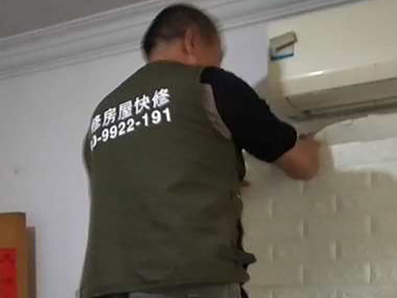 墻面裝飾拆除：1、舊墻皮鏟除 2、墻面清理，檢查是否有孔洞、油污、不平整的地方，如有需要，先修補然后施工。 3、批刮膩子，選用較好的墻襯一類的防水膩子，一般為2遍，第一遍批刮后1小時表干后打磨平整。 4、批刮第二遍膩子，干燥后打磨，注意選用600目以上砂紙，否則墻面刮痕會嚴重。 5、用200瓦的大燈泡靠近墻面檢查是否有不平整或砂眼，如有局部修補。 6、用干凈毛巾徹底清理墻面灰塵，用吸塵器清理干凈。 7、調配膠漆底漆，選用較好的羊毛刷或使用噴涂方式施工。 8、按次序涂刷1遍底漆，2遍面漆，每遍中間間隔要在1小時以上。 9、涂刷完成后，養護7-14天，不要拿手摸漆面。 10、7-14天后，養護完成。