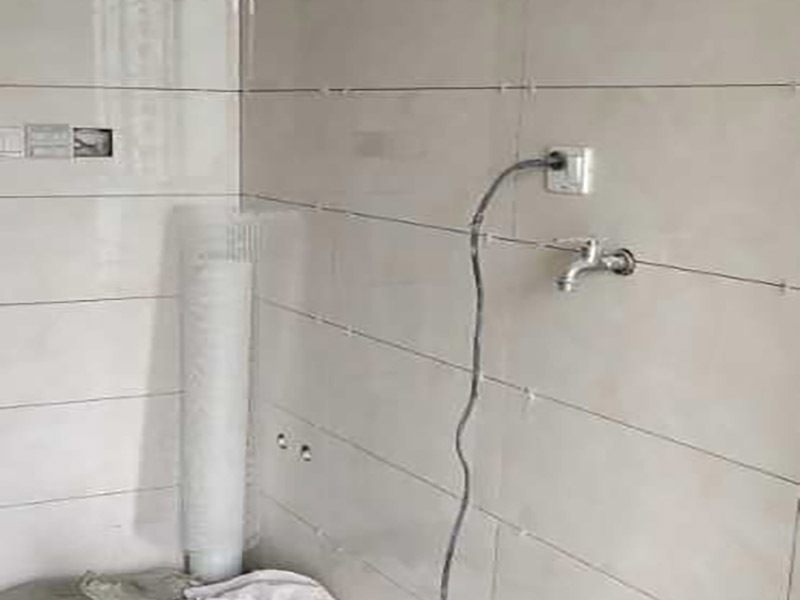 浴室瓷磚鋪貼裝修：在鋪貼瓷磚前，要先把還沒涂抹水泥的地磚鋪在地上，并敲平，然后在地磚上涂滿水泥，鋪在地面，鋪地磚的過程中要對(duì)齊四塊磚的對(duì)角位置。  另外，在鋪貼瓷磚時(shí)也要講究鋪貼順序，在鋪地磚時(shí)應(yīng)從內(nèi)向外貼，有坡度或地漏的地方，要注意排水方向找坡，而墻面磚應(yīng)從下往上貼，底層的瓷磚要最后貼，這樣鋪貼出來才美觀，鋪完地磚后還要壓地磚。 瓷磚鋪貼像是用膠水把兩個(gè)東西粘貼在一起，如果物體表面有臟東西的話，粘貼就不會(huì)很牢固，因此在鋪貼瓷磚前我們要先清理浴室的墻面和地面。如果墻面本身有裂痕，也要先進(jìn)行處理再鋪貼瓷磚；而地面有不平或不直的地方也要先進(jìn)行找平處理，這樣貼出來的瓷磚才比較完美。