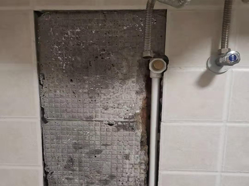 暗管漏水點檢測：驗證工作面頂棚成形質(zhì)量，保證漏水點位置、管徑等符合設計圖紙；管縫防水的完整性，即漏水點位置選取符合規(guī)范要求； 1，關閉水管總閥。(即水bai表前面的水管開du關) 2，打開房間里zhi面的水龍頭20分鐘，dao確保沒水再滴后關閉所有的水龍頭。 3，關閉馬桶水箱和洗衣機等具有蓄水功能的設備進水開關。 4，打開水管總閥。 5，打開總閥后20分鐘查看水表是否走動，包括緩慢的走動。如果有走動，即為漏水了。如果沒有走動，可能沒事。