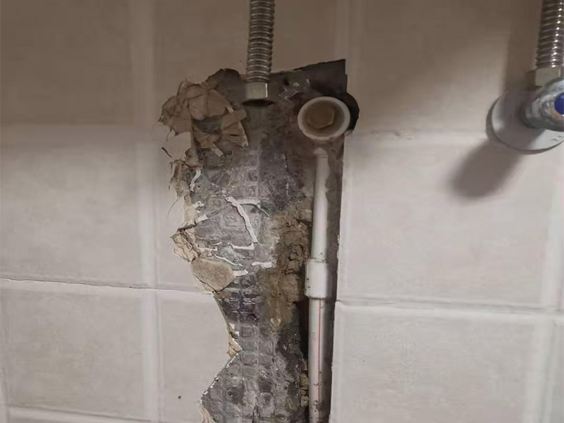 暗管漏水點檢測：驗證工作面頂棚成形質(zhì)量，保證漏水點位置、管徑等符合設計圖紙；管縫防水的完整性，即漏水點位置選取符合規(guī)范要求； 1，關閉水管總閥。(即水bai表前面的水管開du關) 2，打開房間里zhi面的水龍頭20分鐘，dao確保沒水再滴后關閉所有的水龍頭。 3，關閉馬桶水箱和洗衣機等具有蓄水功能的設備進水開關。 4，打開水管總閥。 5，打開總閥后20分鐘查看水表是否走動，包括緩慢的走動。如果有走動，即為漏水了。如果沒有走動，可能沒事。