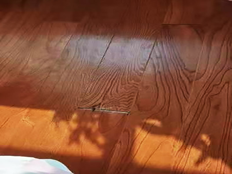 木地板維修翻新：把地板裂縫中的灰塵清理干凈，裂縫周邊貼上美紋紙。用注射器把安環(huán)密封膠填滿裂縫，用刮板刮平，美紋紙揭掉。修補材料固化后，一定要有彈性，室內(nèi)溫度變化裂縫大小會變化；固化后會因裂縫漲縮產(chǎn)生脫落或開裂不能防塵。