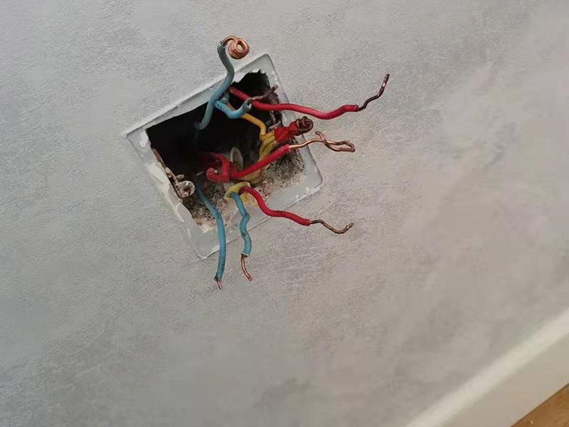 客廳明裝電路維修：從起始端到終結(jié)端，先干線支線找好水平線和垂直線。用粉線袋在線路中心彈線，并分均檔距，確定固定點(diǎn)位置。在固定點(diǎn)位置處用電錘鉆孔，然后埋入塑料脹管或傘型螺栓，供線槽固定。根據(jù)放置電線的截面大小及根數(shù)，選用適當(dāng)規(guī)格的線槽。 將線槽的底板橫平豎直地緊貼房屋墻壁、頂面的表面。固定線槽時(shí)，一般先固定兩端再固定中間。線槽對(duì)接縫與槽蓋對(duì)接縫應(yīng)錯(cuò)開并不小于10cm。槽底、槽蓋與各種附件相對(duì)接時(shí)，接縫處應(yīng)嚴(yán)密平整，固定牢固。盒子都應(yīng)兩點(diǎn)固定，各種附件角、轉(zhuǎn)角、三通等固定點(diǎn)不應(yīng)少于兩點(diǎn)。在線路分支接頭處應(yīng)采用相應(yīng)的接線箱。