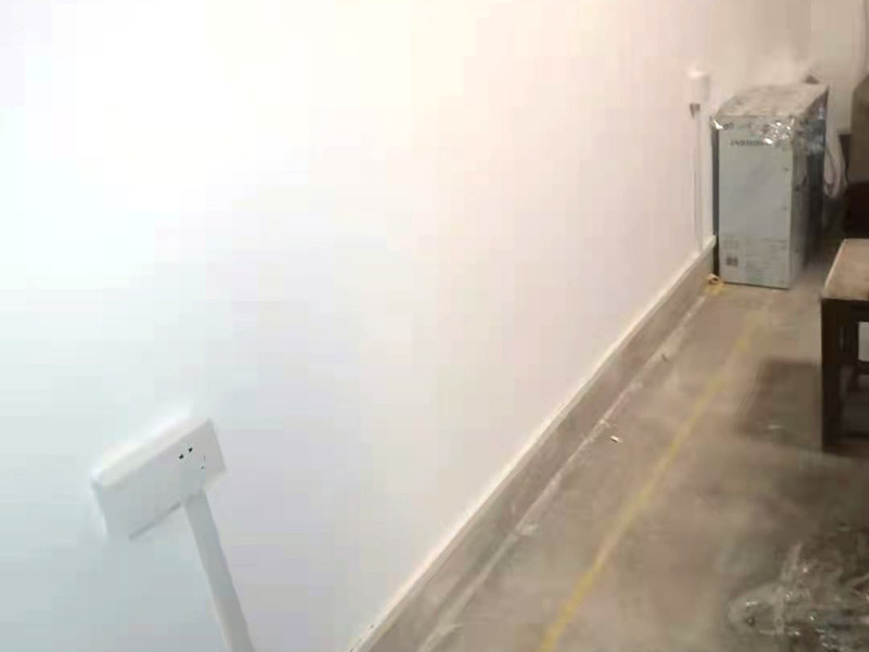 全屋明裝線路：畫框線：根據(jù)需要，在墻面的合適處畫出埋穴位置，并比照接線盒大小（四周bai放大2—3毫米），畫出開鑿范圍框線（兩個(gè)裝蓋孔應(yīng)保持水平）。 鑿框線：以平口鑿沿柜線垂直鑿出深溝，然后從框內(nèi)向框外斜鑿去磚角，反復(fù)進(jìn)行，并注意不得崩裂框線。 鑿穴孔：將框內(nèi)多余磚角鑿去，直至深度略大于接線盒高度，不得過淺或過深。 修乎穴孔：鑿平埋穴四周與穴底，以放人接線盒端正、服帖為宜。 現(xiàn)埋接線盒：裝正接線盒，敲去安裝孔蓋，對(duì)準(zhǔn)線槽，并使裝蓋面稍稍伸出磚砌面，且低于粉刷面3—5毫米，再用調(diào)成膏狀的水泥粘牢 穿線引入：利用線管內(nèi)事先穿入的引線，將待裝電線引入線管之中。