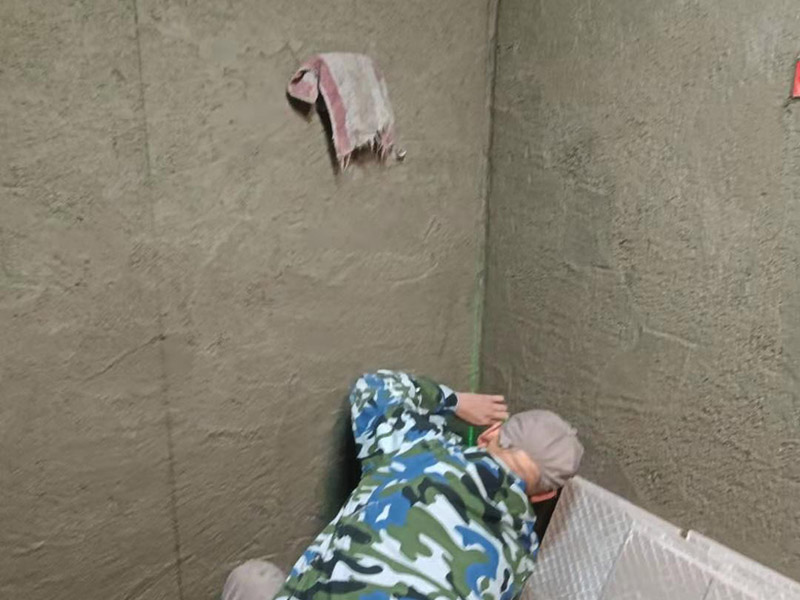 浴室找平貼磚：在鋪貼瓷磚前，我們要先把還沒涂抹水泥的地磚鋪在地上，并敲平，然后在地磚上涂滿水泥，鋪在地面，鋪地磚的過程中要對齊四塊磚的對角位置。  另外，在鋪貼瓷磚時也要講究鋪貼順序，在鋪地磚時應(yīng)從內(nèi)向外貼，有坡度或地漏的地方，要注意排水方向找坡，而墻面磚應(yīng)從下往上貼，底層的瓷磚要最后貼，這樣鋪貼出來才美觀，鋪完地磚后還要壓地磚。