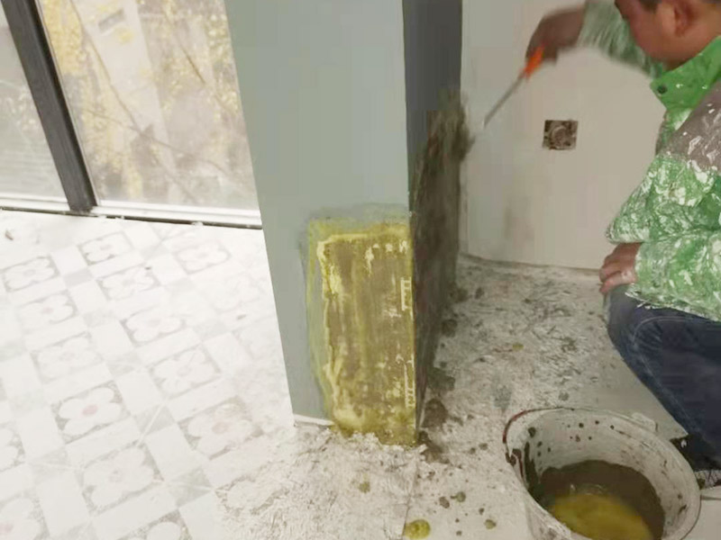 墻面局部修補：一定要做好基層的處理，如果您家是二次裝修墻面時，沒有將以前的老墻的墻皮鏟除干凈，或者是只鏟除了表層的膩子，那么修補墻面時，是會遺留下高低不平的部分墻皮的，此后，要是接著上刷界面劑或者膩子，那么很可能就會導致新刷的墻面出現開裂的情況。 需要鏟除到磚墻體的表面，然后進行全面的施工，進行翻新墻面，工程量是比較大的，完全適用于存在多處開裂、掉皮和起粉現象的墻面。
