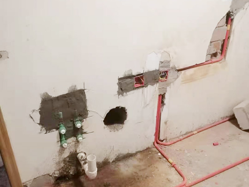 墻面水電改造維修：按走向進(jìn)行墻面或地面開槽，開槽過程中，不允許出現(xiàn)墻面橫向開槽大于30cm的現(xiàn)象，因?yàn)闄M向開槽將破壞整樓的承重，使得抗震能力降低而且墻面容易開裂。如果是保溫墻的話，開很長的橫槽有可能會導(dǎo)致開槽上部的保溫層整體脫落。墻面開槽一般都應(yīng)該是豎向垂直開槽。 埋入管線(包括布線和接好管道)和暗盒，電路施工時先安裝管路，然后再穿導(dǎo)線，這樣可以避免將來換線出現(xiàn)導(dǎo)線無法抽動的現(xiàn)象。穿管不能使用軟管，防止出現(xiàn)死角。同時電路接頭不要裸露在外面，應(yīng)該安裝在線盒內(nèi)，分線盒之間不允許有接頭。