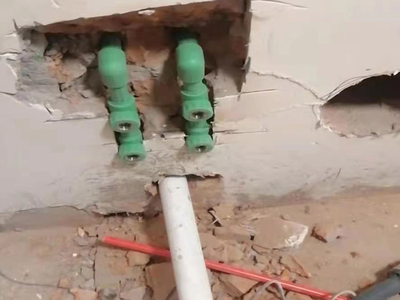 墻面水電改造維修：按走向進(jìn)行墻面或地面開槽，開槽過程中，不允許出現(xiàn)墻面橫向開槽大于30cm的現(xiàn)象，因?yàn)闄M向開槽將破壞整樓的承重，使得抗震能力降低而且墻面容易開裂。如果是保溫墻的話，開很長的橫槽有可能會導(dǎo)致開槽上部的保溫層整體脫落。墻面開槽一般都應(yīng)該是豎向垂直開槽。 埋入管線(包括布線和接好管道)和暗盒，電路施工時先安裝管路，然后再穿導(dǎo)線，這樣可以避免將來換線出現(xiàn)導(dǎo)線無法抽動的現(xiàn)象。穿管不能使用軟管，防止出現(xiàn)死角。同時電路接頭不要裸露在外面，應(yīng)該安裝在線盒內(nèi)，分線盒之間不允許有接頭。